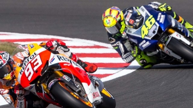 Valentino Rossi nella scia di Marc Marquez