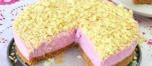 Tarta petit suisse con virutas de chocolate blanco