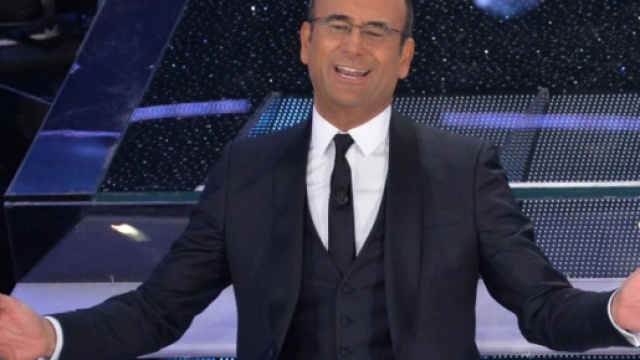 Carlo Conti mentre presenta Sanremo