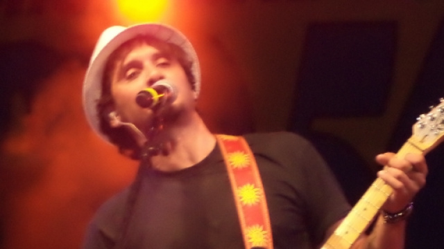 Fabrizio Moro in una tappa del suo recente tour