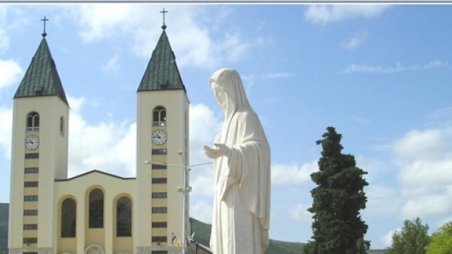 La statua gigante della Madonna