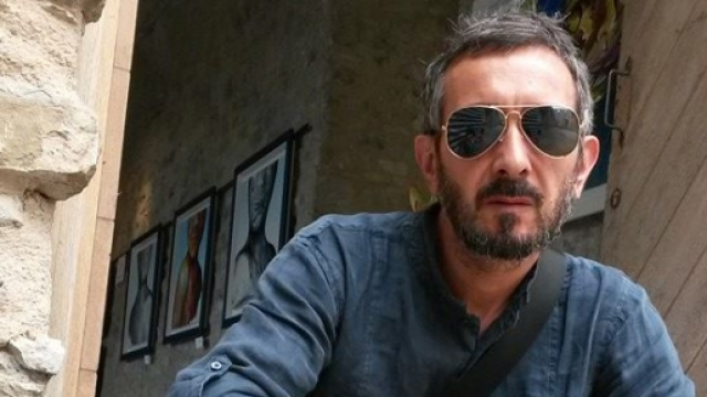 Sarhtori autore del libro artista a met&agrave;