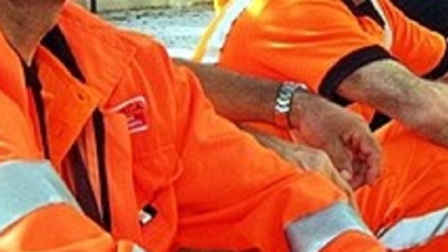 Calabria: operai minacciano di lanciarsi dal tetto