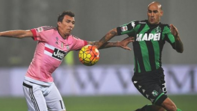 Mandzukic in un contrasto con Cannavaro