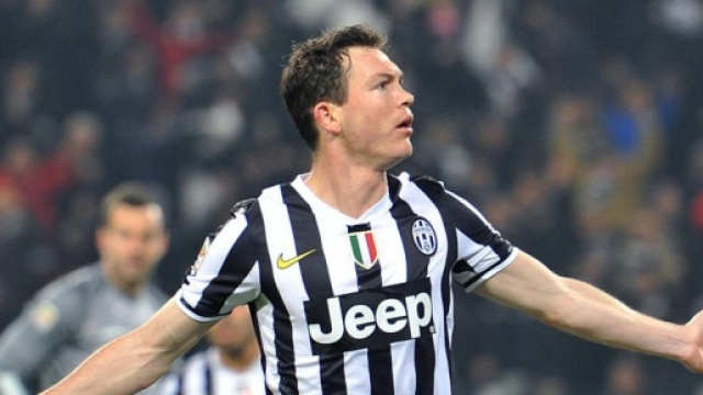 Stephan Lichtsteiner rimarr&agrave; fuori un mese.