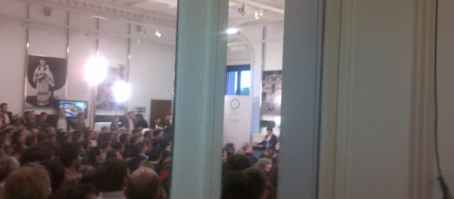 Se observa el momento que Cristina habla