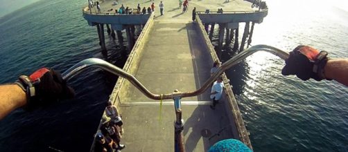 Veja como &eacute; andar na bicicleta mais alta do mundo