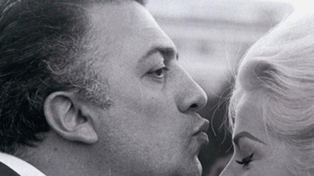 Federico Fellini bacia Anita Ekberg