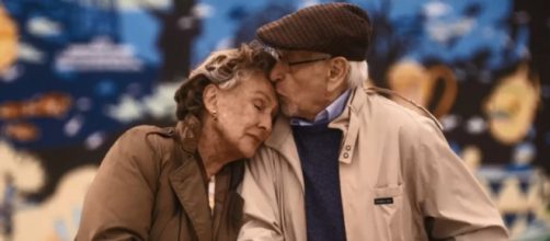 Pareja de ancianos abraz&aacute;ndose
