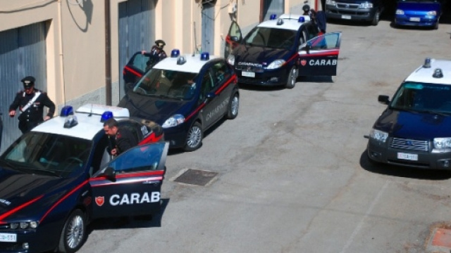 I carabinieri durante l'operazione di arresto