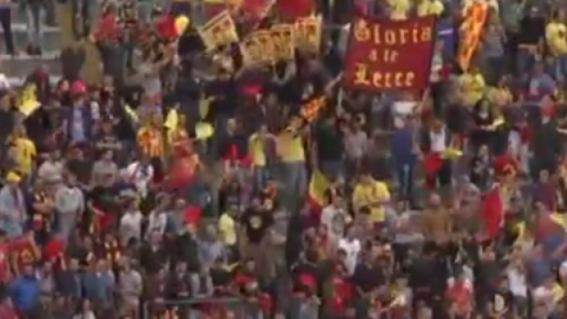I tifosi del Lecce al "Via del mare"