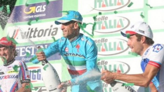 Nibali sul podio del Lombardia.