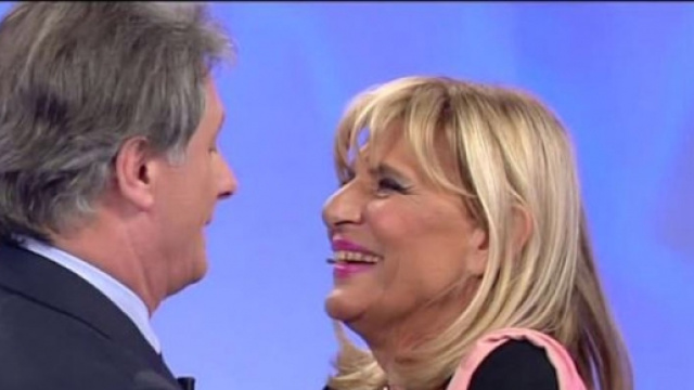 Giorgio bacia un'altra, Gemma sofferente.