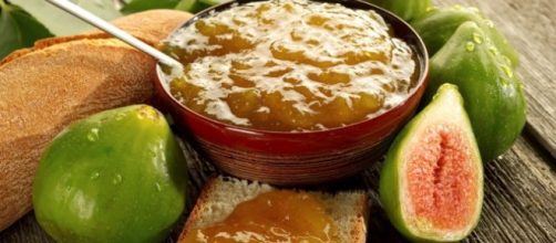 Plato de mermelada de higos e higos sueltos