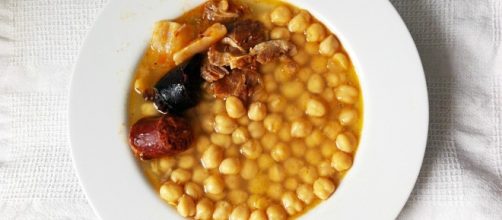 Plato de un exquisito cocido extreme&ntilde;o