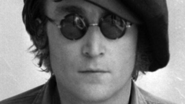 John Lennon con i suoi tipici occhialini rotondi