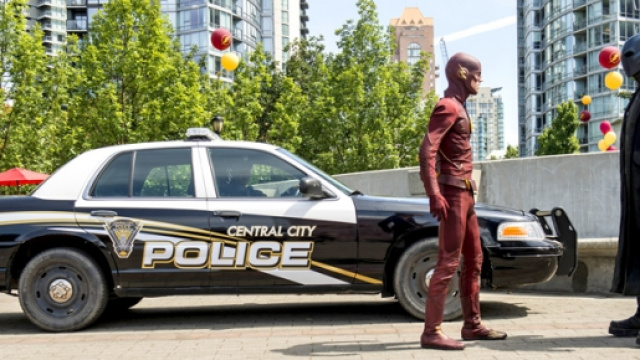 The Flash 2x01 Barry Allen vs Atom Smasher