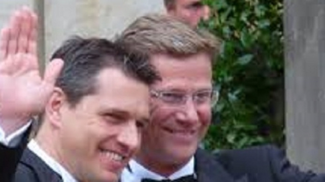 Una coppia omosessuale festeggia la sua unione