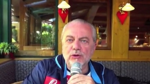 Aurelio De Laurentiis lavora al mercato del Napoli