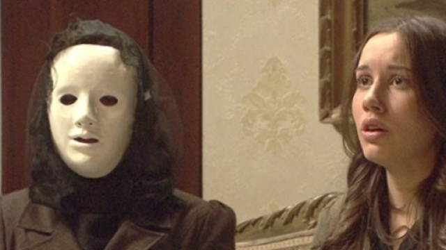 Jacinta giunge da Aurora in maschera