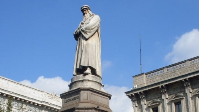 Milano, piazza Scala, statua di Leonardo da Vinci