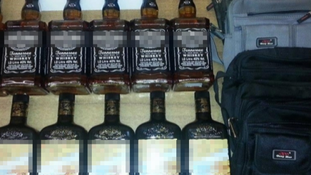 Le bottiglie di liquore sotto sequestro