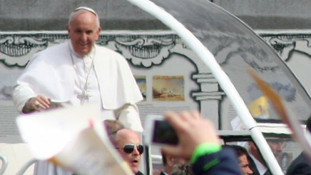 Lo schiaffo di Papa Francesco a Marino