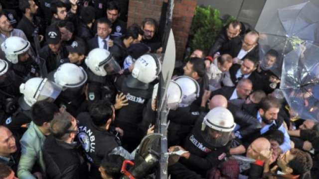 Scontri tra manifestanti e polizia turca