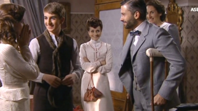 Una Vita: La famiglia Hermoso adotta Tano