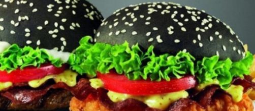 Hamburguesas de pan negro con carb&oacute;n de bamb&uacute;