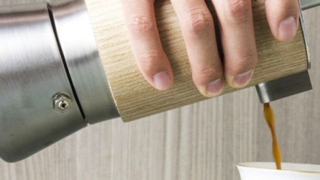 Lunika serve a versare il caff&egrave; senza scottarsi