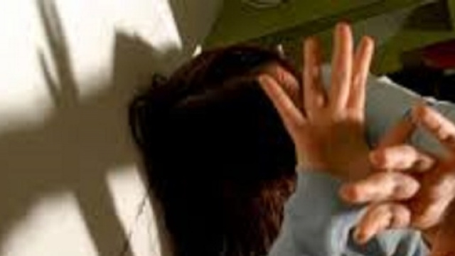 Calabria, ragazza violentata nell'androne.