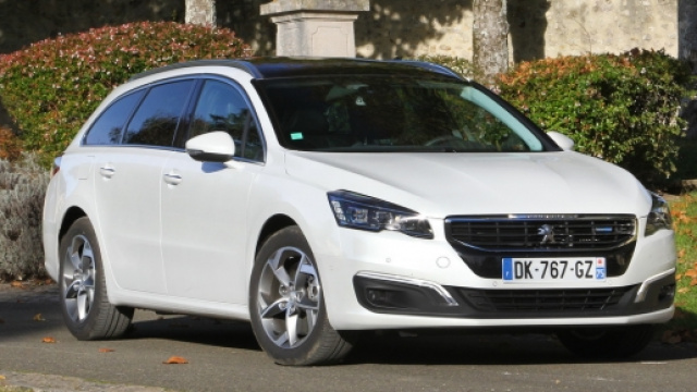 La nuova macchina di Peugeot bianca