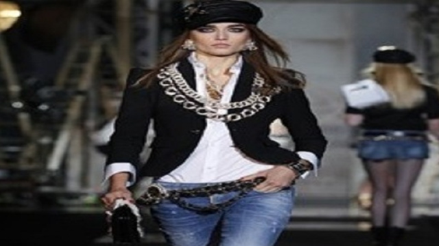 Look ideale da aperitivo e adatto per il lavoro