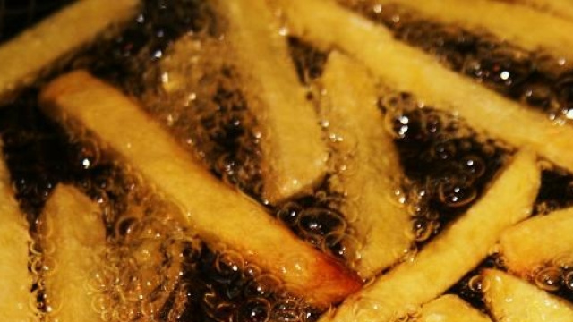 Patatine durante il processo di frittura
