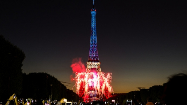 La Tour Eiffel &egrave; stata spenta in segno di lutto.