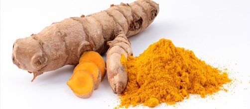 A&ccedil;afr&atilde;o-da-terra in natura e mo&iacute;do.