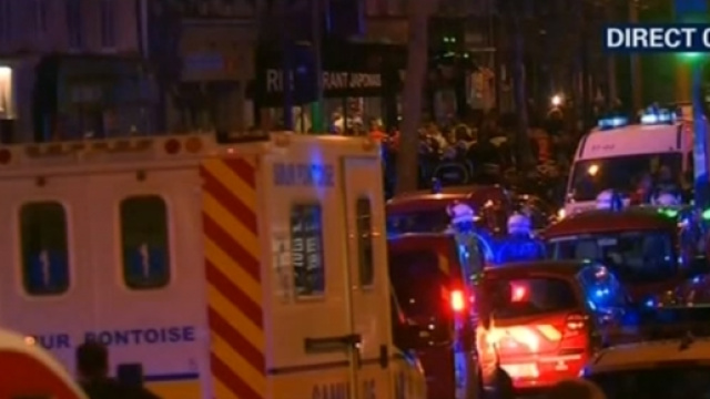 Il corteo di polizia scorta il presidente Hollande