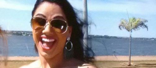 Ex-affair de Neymar faz topless no Lago Parano&aacute;