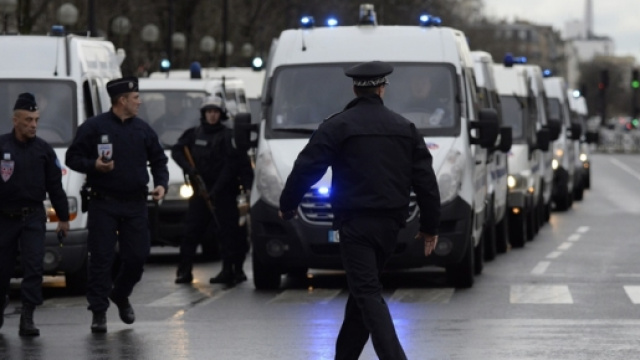 Uno degli attentatori di Parigi sarebbe in Italia