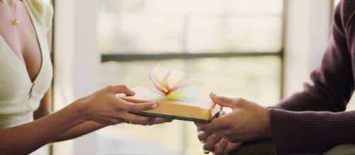 A tradi&ccedil;&atilde;o de dar presentes nas &eacute;pocas de festas