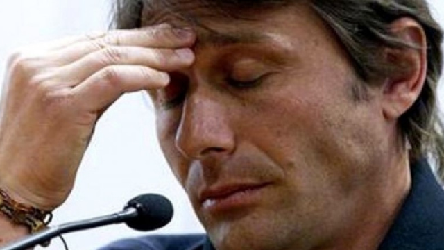 Antonio Conte pensieroso durante conferenza stampa