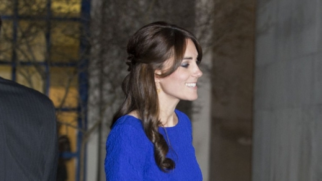 Kate Middleton bellissima in abito blu
