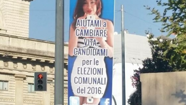 Le affissioni di Efe Bal: "Salvini, candidami"