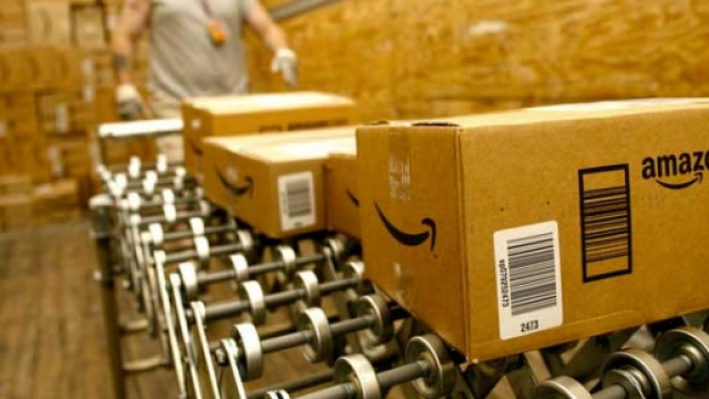Un magazziniere con carrelli Amazon