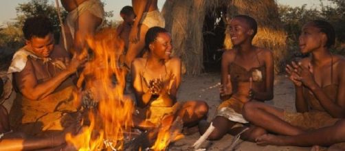 Hazda de Tanzania cantando alrededor de la hoguera