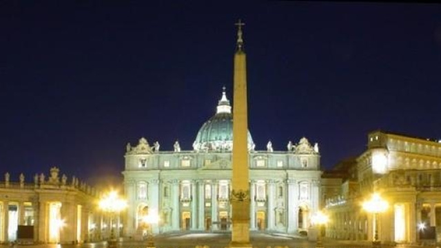 Citt&agrave; del Vaticano illuminata di notte