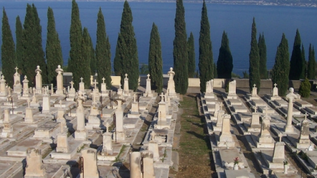 Il cimitero di Milazzo con vista mare