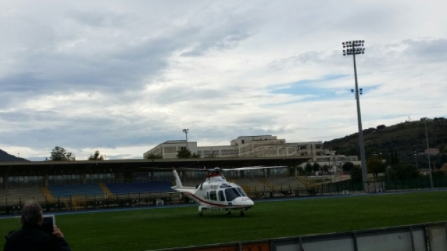 L'eliambulanza in partenza dallo stadio Guariglia