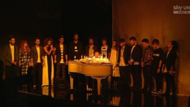 I concorrenti durante l'esecuzione di "Imagine"